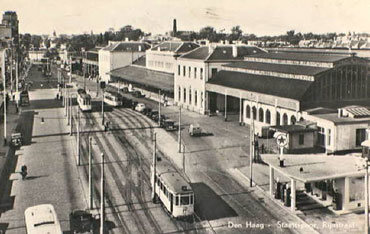 Station Staatsspoor aan het eindpunt van de spoorlijn Utrecht-Den Haag in de na-oorlogse jaren op een oude ansichtkaart. De minst logische locatie voor een centraal station. Toch is Den Haag Centraal hier gekomen, terwijl het nooit een echt centraal station kon worden, omdat het niet aan de spoorlijn Amsterdam-Rotterdam ligt.