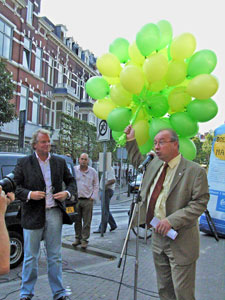 Gemeente en winkeliers: de samenwerking loopt niet altijd van een leien dakje. Soms wel: hier opent wethouder Economie Henk Kool (r) samen met winkeliersvoorzitter Cees-Jan Kempenaar de Boerenmarkt op het Regentesseplein op 14 september.