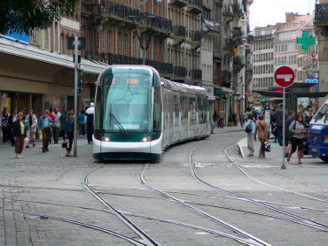 De tram van Straatsburg is nog geen 15 jaar oud. Toch zie je in de binnenstad geen ondergrondse avonturen. Die zijn ook niet nodig, want de vele voetgangers en fietsers hinderen de doorstroming van het tramverkeer niet. De enige belemmerende factor - het autoverkeer - is wel uit de binnenstad verbannen.