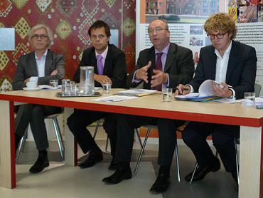 De vier wethouders bij de presentatie van de plannen, die Transvaal, Schilderswijk, Stationsbuurt en Den Haag Zuidwest weer tot fatsoenlijke wijken moeten omvormen: van links naar rechts Bert van Alphen, Marnix Norder, Henk Kool en Sander Dekker. “Als er geen geld komt, staan we met lege handen.”