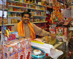 Pandit Kokky van het Indian Retail Center: hindoegoden in alle maten.