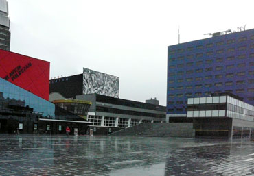 Het Spuiplein. Deze - zeker in de regen - mistroostige plek moet voor 2018 ogen als een stralend cultureel hart van de stad.