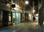 Opmerkelijk: in het toch wel armlastige Wallonië zien de stadscentra er soms verrassend picobello uit, zoals deze straat bij avond in Namen. Zo moet het dus.