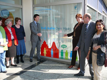 Wethouder Marnix Norder (Bouwen en Wonen) minister Ella Vogelaar (Wonen, Wijken en Integratie) openen temidden van een aantal actieve leden van Verenigingen van Eigenaren voor de zojuist geopende eerste Nederlandse adviesbalie voor Verenigingen van Eigenaren.