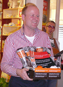 Een glunderende huisarts Tjeerd Nijenhuis met de gereedschapskist tegen huiselijk geweld.