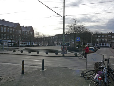 Het Goudenregenplein op een late zondagmiddag: een van de weinige momenten dat het hele plein is te overzien. De stallingmogelijkheden voor de fietsen lijken overigens ook niet echt ideaal