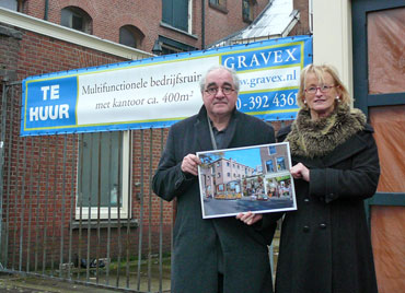 Rob Niekerk en Hetty Bloemendal van de ondernemersvereniging ‘Tussen de Grachten’ voor de leegstaande panden aan de Brouwersgracht, waarvoor zij een helder plan hebben: een markt voor duurzame voeding met zitmogelijkheid.