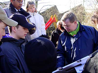 Wethouder Stolte toont zich zeer geïnteresseerd voor de plannen van de Duinoordse jeugdraad.