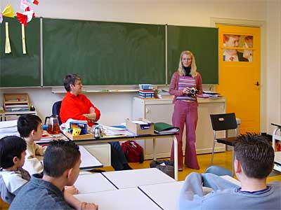 Dorien van der Togt, studente aan de Koninklijke Academie voor Beeldende Kunsten, geeft aan leerlingen van basischool ’t Mozaïek aan de Van der Eyndestraat uitleg over de werking van de camera.