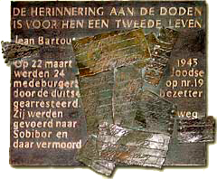 De plaquette die kunstenaar Loek Bosch maakte en sinds vrijdag22maart  boven de ingang van de flat aan de Reinkenstraat 19 hangt.