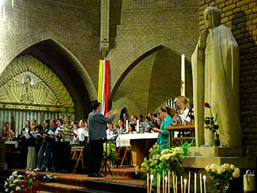 De 12 gebundelde jongerenkoren, gedirigeerd door Hans Kuypers en Oscar Nijhof, brachten een breed repertoire aan religieuze liederen ten gehore. Mens,  wat doe je met de vrijheid, die hij jou gegeven heeft?