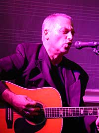 Folkblueszanger Philip Kroonenberg maakt na dertig jaar een rentree op zijn oude school.