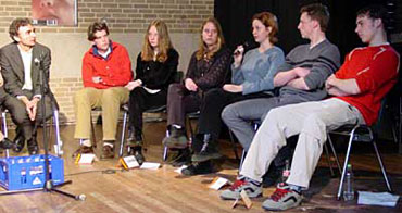 Paul Rosenmöller hoort toe als Eline Strik uit klas 6 het woord neemt. V.l.n.r. Paul Rosenmöller, Nico, Hanna, Eva, Eline, Leon en Edmund.