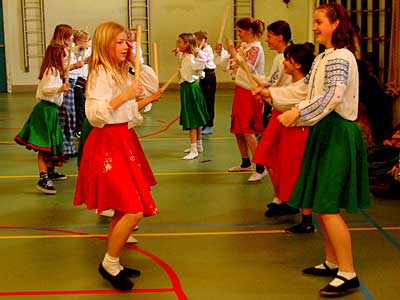 Leerlingen van de hogere groepen van de Montessorischolen aan de Cederstraat en Abeelstraat doen een Braziliaanse stokkendans, een slavendans, die uit Angola stamt.