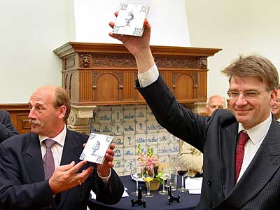 Wethouder Arend Hilhorst (rechts) knipt het lint door.