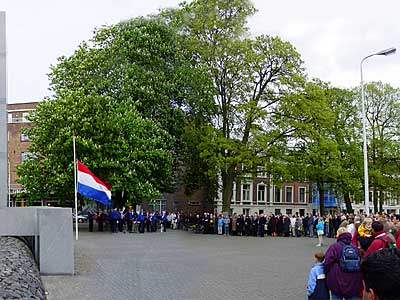 Hagenaars bijeen op zaterdagavond 4 mei bij het oorlogsmonument aan het Carnegieplein.