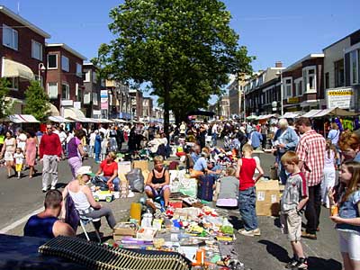 De middenberm van de Thomsonlaan is op zaterdag 15 juni van de buurtjeugd.