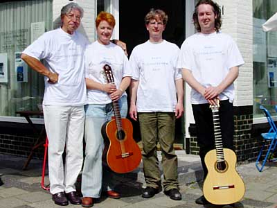 Docenten Jef van Jole, Marijke Dillingh, Daan van den Bergh en Bart Schotman voor het Haags Gitaar Centrum aan de Wilgstraat.