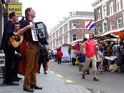 “Komt vrienden in de ronde!” Marcel Cuypers, Peter Wassenaar en Erik Schurman treden op als ad-hoc formatie, met Nederlandse traditionele liederen.