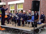 De Rode Kruisband is met haar optreden het startsein tot het feest.