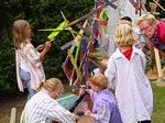 Kinderen zetten een boom op in het Kinderatelier achter de bibliotheek.