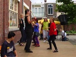 Volksdansdocente Annemiek van Wijk presenteert hier de Braziliaanse Stokkendans, vrucht van veel oefening op de lesmiddagen aan de Montessorischool aan de Cederstraat.