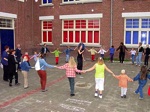 Ook de ouders worden door volksdansdocente Annemiek van Wijk ingewijd in de geheimen van de Baonopstekker.
