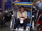 Per betja arriveert Wethouder Kleinsma van Welzijn in het feestgewoel van de Acaciastraat.