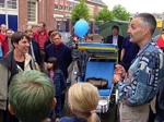 Hans Verboom spreekt Jetta Kleinsma voor de fietsenstalling toe. Het systeem is van Velopa.