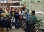 Met een rukje aan de handle krijgt de wethouder de fiets moeiteloos omhoog.