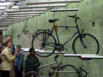 ... om de fiets daarna moeiteloos op zijn plaats te schuiven.