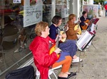 Fie de Lijster, Ineke Zwaan, Corrie Buys en Ine Deckers als afvaardiging van Mandoline Orkest ‘Amati’ hebben in de Fahrenheitstraat een gelegenheidscomb  attenderen het publiek bij de Albert Heijn aan de Fahrenheitstraat op het BomenBuurtFeest.