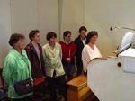 Marieke Stoel vormt een van de rustpunten van de wijkwandeling. In het kader van de nationale monumentendag bespeelt zij het orgel van de Houtrustkerk bij de sluis in het Verversingskanaal.
